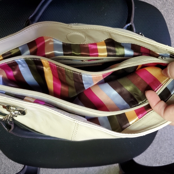 Tignanello blk/cream 3 compartment purse w/ magnetic closure, 2 outside pockets - Picture 8 of 13